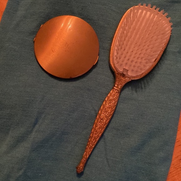 Elgin American. Vintage Compact with Mirror & Hairbrush - Picture 5 of 8